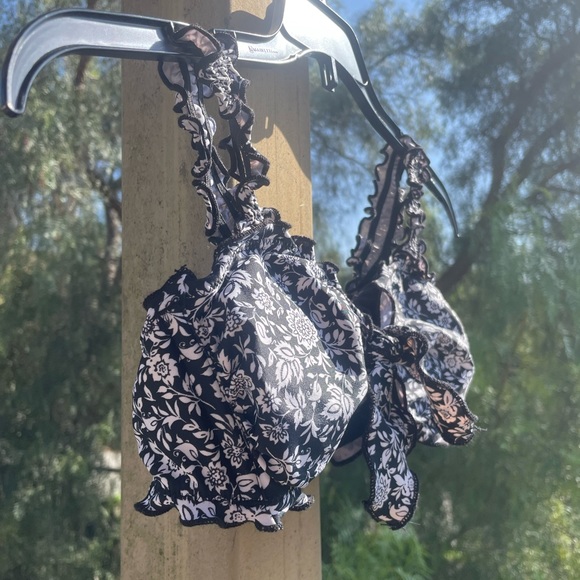 Black & white floral bikini top xs/s - Picture 3 of 5